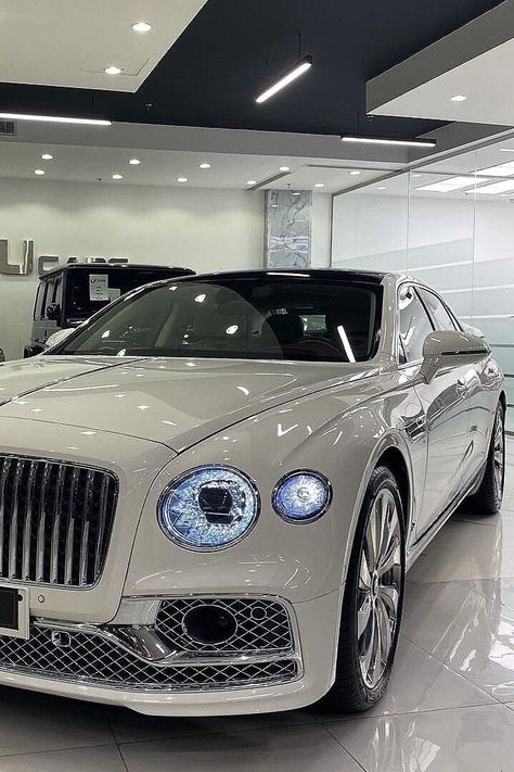 Bentley Flying Spur White, Pearl White Bentley, White Bentley Bentayga, Bentley Flying Spur Wallpaper, Bentley Bentayga 2024, Bentley Bentayga Aesthetic, Bentlily Car, Bently White Car, White Luxury Cars