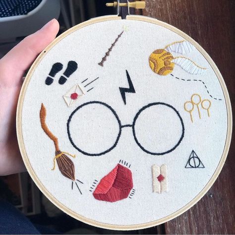 Hery Potter, Old Book Crafts, Simple Hand Embroidery Patterns, Cute Embroidery, Simple Embroidery, Sewing Embroidery Designs, Hand Embroidery Art, Embroidery Hoop Art, Hand Embroidery Patterns