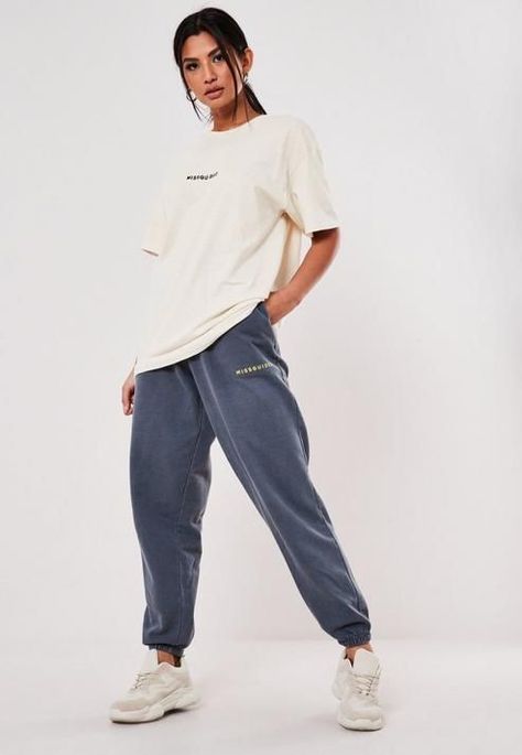 My Top Favorite Ways To Style Baggy Tees To Look Really Cool: You’ll Love Them – MissBluw Sweatpants And Oversized Shirt, Leavers Outfits, Sweat Pants Outfit, American Outfits, Baby Tee Outfit, Oversized Tee Outfit, Baggy Outfits, Dream Things, Baggy Tee