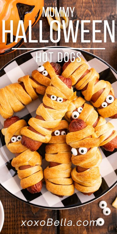 Considering this 4-ingredient Halloween dinner is so simple, you should definitely make mummy Halloween hot dogs this year. This scary hot dog snack or appetizer is great for everyone, especially the kids, since they're fun to look at and tasty to eat. If you love hot dogs, you are going to love spooky pigs in a blanket. hese cute mummy Halloween hot dogs are so much fun. With a Halloween party recipe this simple, you should definitely make scary hot dogs this year - everyone will love them! Ghost Hotdogs, Halloween Hot Dogs, Halloween Mummy Dogs, Hot Dog Crescent Rolls, Halloween Hotdogs, Mummy Hot Dogs, Easy Halloween Party Food, Mummy Dogs, Halloween Themed Food