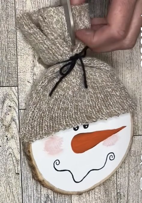 Snowman On Wood Slices, Snowman Wood Slices, Wood Slice Snowman Ornament, Wooden Snowmen Diy, Diy Snowmen, Log Snowman, Crafts Snowman, Snowmen Ideas, Christmas Crafts Snowman