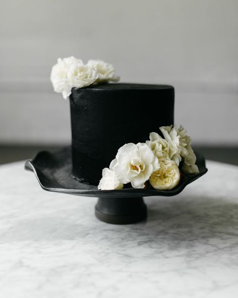 Understated Elegance: Modern Macramé + Matte Black Wedding Inspiration - Green Wedding Shoes Black Single Tier Cake, Wedding Cake Minimalist, Modern Manor, Alternative Reality, Single Tier Cake, Big Wedding Cakes, 18th Bday, Black Cake, Small Wedding Cakes