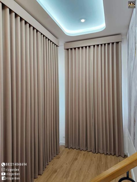 Gorden Jendela Aesthetic, Closet Offices, Curtain Designs For Bedroom, Ruangan Studio, Cozy Closet, Floor To Ceiling Curtains, Simple Ceiling Design, Dining Room Chandelier Modern, Curtains Living Room Modern