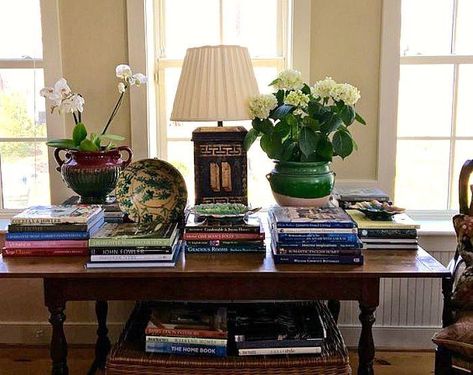 English Cottage Living Room, Table Vignettes, Spring Hydrangea, Painted Living Room Furniture, Vignette Styling, Library Table, Southern Living Homes, English Decor, Cottage Living Rooms