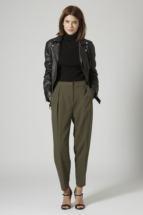 Pegged Trousers Outfit, Tapered Trousers Woman, Tapered Leg Pants, Peg Trousers Outfit, Pegged Pants Outfit, Tapered Trousers Outfit, Pegged Trousers, Peg Leg Trousers, Peg Trousers