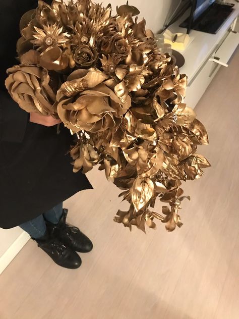 Golden wedding Bouquet #gold #wedding #flowers #weddingbouquetgold  #bouquet Gold Wedding Flowers, Golden Wedding, Flower Arrangement, Wedding Bouquet, Gold Wedding, Bridal Bouquet, Flower Arrangements, Wedding Flowers, Flowers