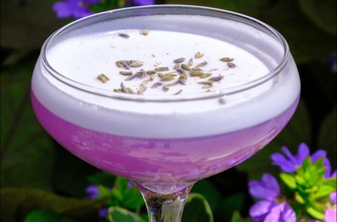 Lavender Gin Fizz, Lavender Gin, Lavender Drink, Lavender Cocktail, White Drinks, Lavender Recipes, Gin Lemon, Lavender Syrup, White Cocktails