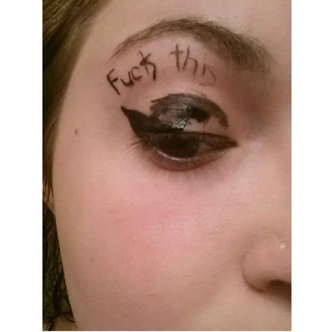 You have no idea how anyone has the coordination for a cat eye. | 21 Things Only People Who Suck At Makeup Will Understand Oval Makeup Brush, Girl Struggles, Makeup Fails, Perfect Cat Eye, Makeup Humor, Cat Eyeliner, Winged Liner, Epic Fails Funny, Liquid Liner