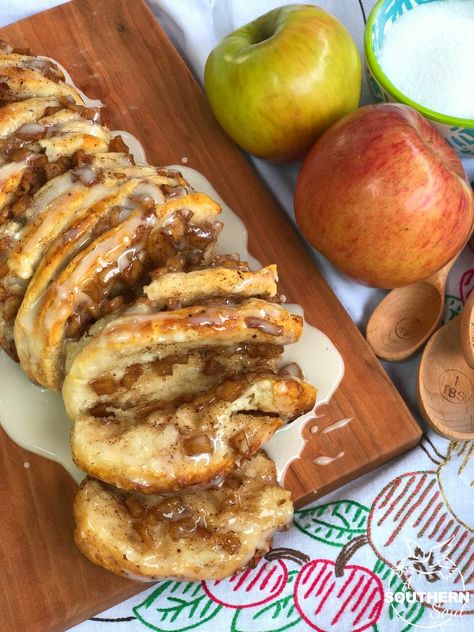 Apple Cinnamon Pull Apart Bread with canned biscuits and a sweet glaze topping Apple Cinnamon Pull Apart, Grand Biscuit Recipes, Cinnamon Pull Apart, Cinnamon Pull Apart Bread, Slow Cooker Apple Butter, Apple Cinnamon Bread, Sweet Glaze, Apple Recipe, Slow Cooker Apples