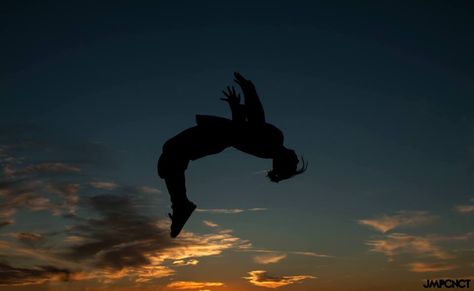 Guy Doing Backflip, Female Parkour Aesthetic, Backflip Aesthetic, Backflip Pose Reference, Backflip Pose, Acrobatics Aesthetic, Parkour Aesthetic, Fallen Angel Aesthetic, Jon Kent