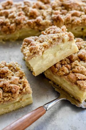 Apple Crumble Cake, Apple Hand Pies, Mini Torte, Mini Apple Pies, Crumble Cake, Food Cakes, Cream Recipes, Pita, Cake Desserts