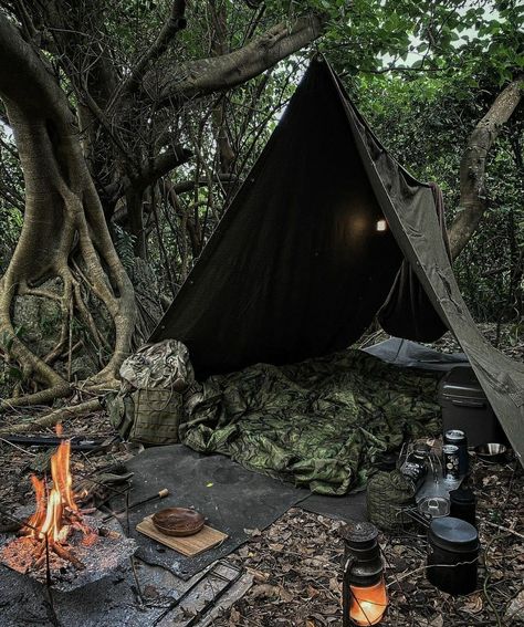 Outdoor Survival Style Wilderness Survival Aesthetic, Survivalist Aesthetic, Rules Of Survival, Bushcraft Shelter, Diy Tent, Bushcraft Skills, Camping Inspiration, Wild Camp, Camping Camper