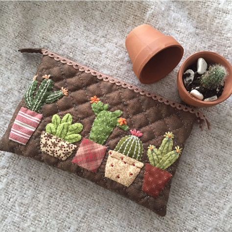 @asununeli: “🌵💚🌵Elişi #elemeği #patchwork #quilting #quiltdesign #applique #crossstitch #artquilt #quilter…” Pochette Diy, Patchwork Quilting Designs, Patchwork Purse, Ornaments To Make, Japanese Patchwork, English Paper Piecing Quilts, Applique Quilting, Fabric Purses, Small Sewing Projects