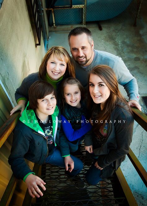 shooting from the top of the stairs = smart plan for short me. This would be great in Senoia with some of my families.. Wedding Photography Poses Family, Pics Poses, Large Family Photos, Poses Family, Fun Family Photos, Indoor Family, Family Portrait Poses, Family Picture Poses, Family Poses