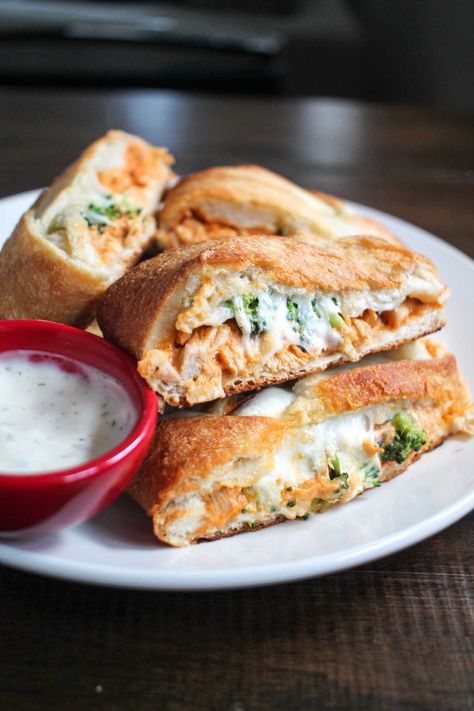 A simple recipe for a cheesy and spicy buffalo chicken calzone that can be made in 30 minutes. It is the perfect easy appetizer or lunch recipe. Buffalo Chicken Calzones, Chicken Calzone Recipe, Buffalo Chicken Calzone, Calzone Recipe Easy, Chicken Calzone, Spicy Buffalo Chicken, Calzone Recipe, Wrap Sandwiches, Buffalo Chicken