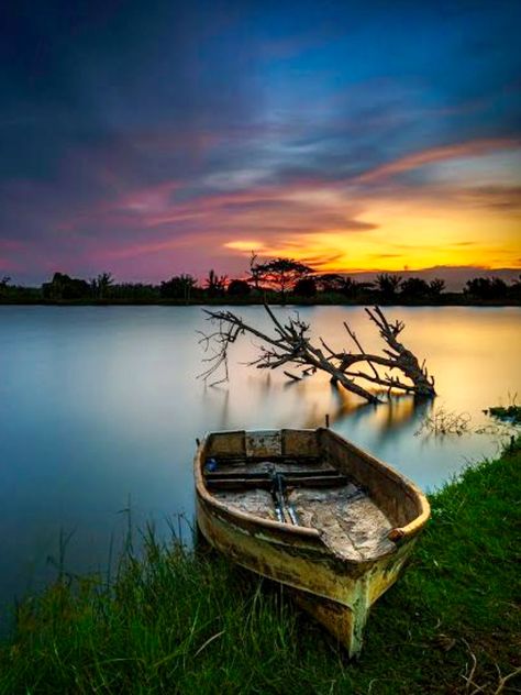 Boat at sunset . Source plus.google.com Art App, Boat Art, Body Of Water, Calm Water, Most Beautiful Cities, Beautiful Places In The World, Water Crafts, Beautiful Sunset, Most Beautiful Places