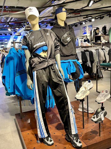 Mannequin Styling, Boutique Store Displays, Merchandising Ideas, Clothing Store Design, Focus Point, Boutique Store, Boutique Stores, Store Displays, Jd Sports