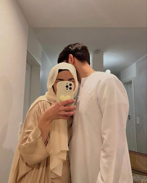 Halal Couple, Islam Love, Muslim Couple Photography, Hijabi Aesthetic, Cute Muslim Couples, Couple Picture Poses, Muslimah Aesthetic, Girly Images, Couples Poses For Pictures