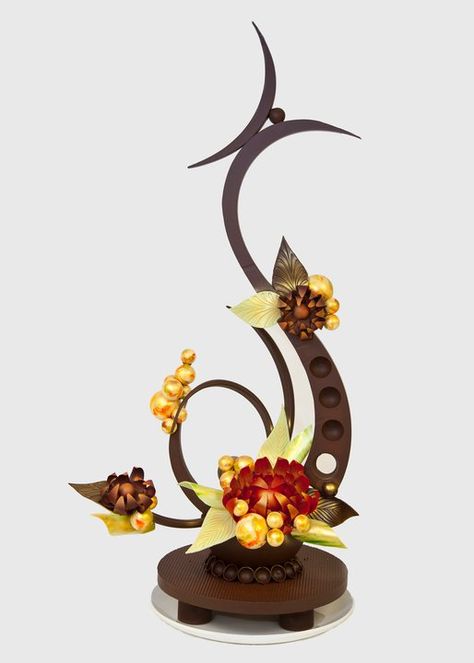 Abstract chocolate showpiece. Love these designs Chocolate Centerpieces, Chocolate Sculpture, Chocolate Showpiece, Chocolate Sculptures, Chocolate Work, Chocolate Garnishes, Food Sculpture, Chocolate Art, Fashionable Dresses