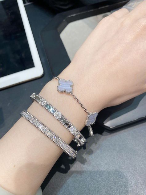 Vca Jewelry Set, Vca Bracelet, Buccellati Jewelry, Clover Jewelry, Preppy Jewelry, Expensive Jewelry Luxury, Luxury Bracelet, Jewelry Accessories Ideas, Classy Jewelry