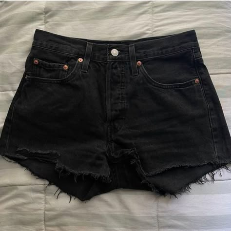 Levi’s 501 shorts! Black Shorts Jeans, Black Shorts Aesthetic, Jean Shorts Aesthetic, Black Jean Shorts Outfit, Black Jeans Shorts, Cute Black Shorts, Black Levi Shorts, Jean Shorts Black, Denim Shorts Black