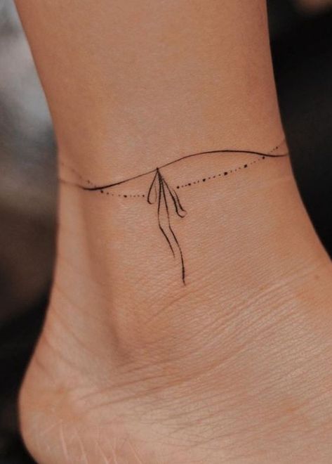 39 Tatouages chevilles à la fois discrets, délicats et sensuels - Astuces de filles Swedish Tattoo Ideas For Women, Ankle Bracket Tatoos, Collar Bone Tattoo Small Simple, Anklette Tattoo, Rist Tattoo Women, Wrist Bracelet Tattoo Unique, Classy Tattoos For Women Elegant, Delicate Bracelet Tattoo, Ankle Tattoos For Women Wrap Around