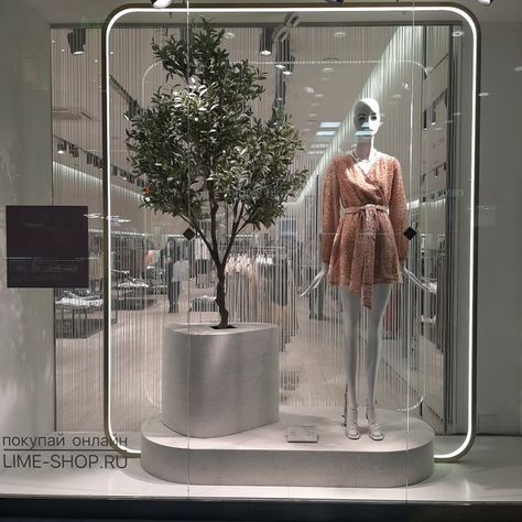 Fashion Window Display Boutiques, Fashion Store Window Display, Window Store Design, Window Display Design Fashion, Display Window Design, Store Window Design, Retail Display Ideas, Luxury Window Display, Fashion Retail Interior