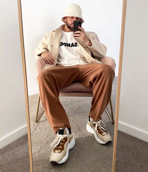 PAUSE Magazine on Instagram: “Spring Indoors ☀️ Credit: @out_of_offfice  #pauseonline.” Mens Street Style Winter, Photoshoot Indoor, Style Ideas For Men, Street Style Ideas, Mens Photoshoot, Studio Photography Fashion, Mens Photoshoot Poses, Studio Photography Poses, Men Photoshoot