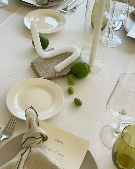 Minimal White Wedding, White Wedding Table Decor, White Wedding Table, Dinner Setting, Spring Dinner, Wedding Design Decoration, Wedding Table Decor, Wedding Mood Board, Wedding Ceremony Decorations