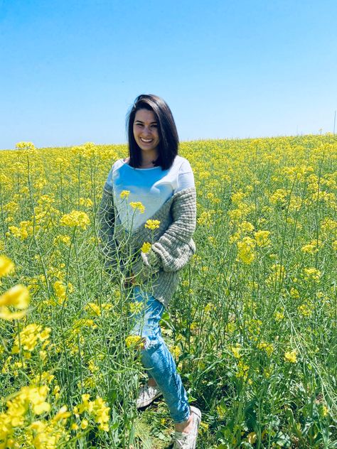 Outdoor photo shoot ideas - mustard field - cool weather Spring Shoot Photo Ideas Flowers Field, Photo Shoot In Flower Field, Mustard Field Photoshoot, Farm Photoshoot Ideas, Photoshoot In Grassy Field, Woman In Field Photography, Mustard Garden, Mustard Flowers, Outdoor Shoot