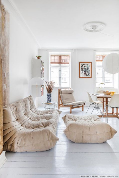 Parquet blanc : comment l’intégrer dans sa déco ? | Maison Créative Togo Sofa, Lazy Sofa, Leisure Chair, Total Look, Sofa Chair, Chair Design, Bean Bag Chair, Sweet Home, House Design