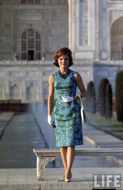 First Lady Jackie Kennedy standing on the grounds of the Taj Mahal during visit to India - Agra, India :: LIFE Magazine Jackie O Style, Jackie Onassis, Jackie O, 1960s Fashion, Grace Kelly, Fashion Pattern, Classy Women, Mode Vintage, First Lady