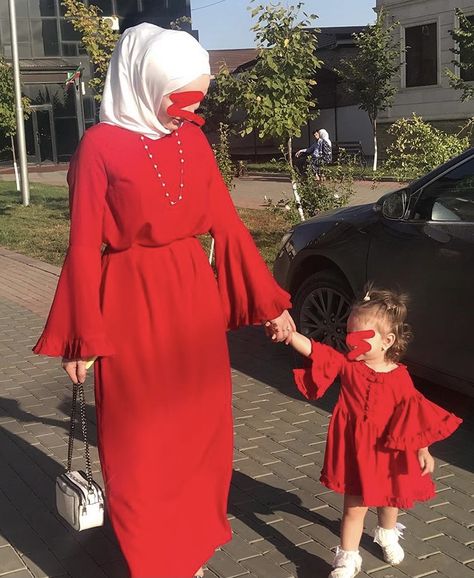 Hijabi Summer Outfits, Alice Clothes, Daughter Fashion, Mommy Daughter Outfits, Mother Daughter Outfits, Mode Turban, Modest Fashion Hijab, Kids Frocks Design, Head Scarf Styles