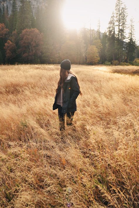 » fall » autumn equinox » candied apples » carved pumpkins » harvesting » sweater weather » hayrides » mabon & samhain » halloween & thanksgiving » leaves changing & falling » Nature People, Dark Portrait, Foto Tips, Wild Nature, Parkour, Samhain, Photography Inspo, Adventure Awaits, In The Middle