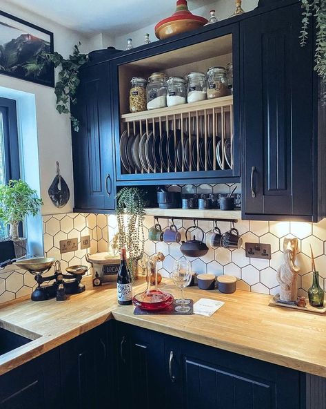 10 small kitchen ideas | Fifi McGee Small Victorian Kitchen, Small Kitchen Ideas Layout, Small Country Kitchens, Small Farmhouse Kitchen, Small Cottage Kitchen, Cosy Kitchen, Victorian Kitchen, Small Kitchen Ideas, Small Kitchen Decor