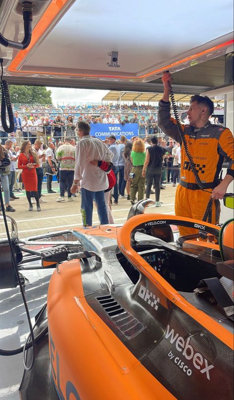 Female F1 Driver Aesthetic Mclaren, Race Engineer Aesthetic, F1 Engineer Aesthetic, F1 Engineer, Mclaren Aesthetic, Mclaren Girl, F1 Lifestyle, F1 Mclaren, F1 Aesthetic