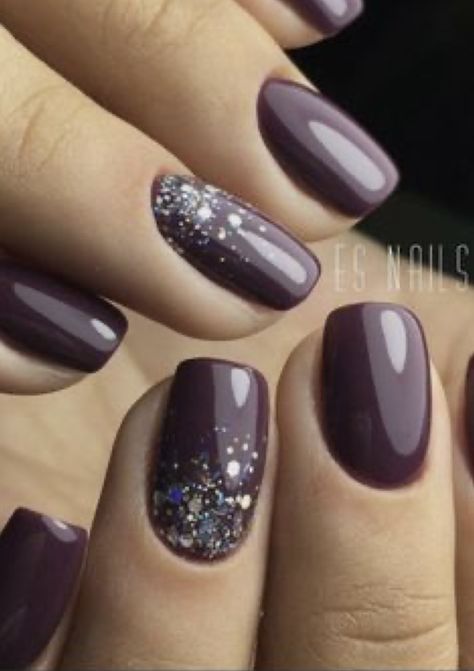 Plum And Orange Nails, Solid Color Nails With One Glitter Nail, Short Nails With Accent Nail, Fall Gel Nail Designs 2024, Plum Nails Design, Purple Fall Nails 2024, Plum Wedding Nails, Deep Purple Nails Fall, Purple Fall Nail Ideas