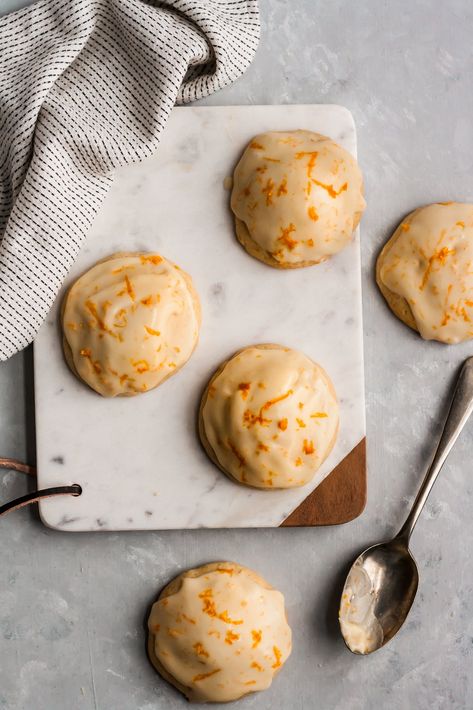 Delicious Italian iced orange cookies that melt in your mouth with every bite. They're perfectly sweet and have hints of fresh orange juice and zest in every bite. #cookies #orange #dessertrecipe Italian Orange Cookies, Easy Italian Cookies, Summer Bakes, Office Treats, Orange Desert, Anzac Biscuits, Fresh Orange Juice, Orange Cookies, Cake Hacks