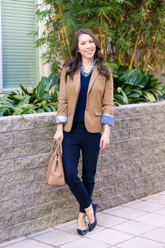 Navy Dress Pants Outfits For Women (54 ideas & outfits) | Lookastic Outfit Ideas Layering, Tan Blazer Outfits, Sidewalk Skirt, Pant Outfits For Women, Camel Pants, Dress Pants Outfits, How To Wear Heels, Womens Outfits, Blazer Outfits For Women