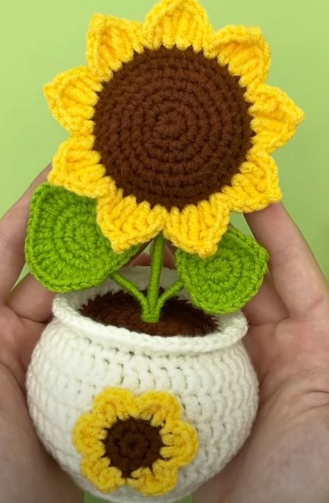 Amigurumi Sunflower, Amigurumi Pattern Free, Crochet Sunflowers, Christmas Crochet Blanket, Crocheted Things, Sunflower Pillow, Potted Flowers, Crochet Idea, Crochet Tutorial Pattern