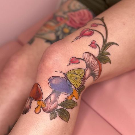 Fairy ring for Tia 💗🦋 thank you SO MUCH. Always looking to do more like this 💗🍄 | Instagram Pretty Mushroom Tattoo, Fairy Ring Knee Tattoo, Mushroom Ring Tattoo, Fairy Tattoo Traditional, Plant Lady Tattoo, Fairy Ring Tattoo, Traditional Fairy Tattoo, Guillotine Tattoo, Fairy Tattoo Ideas