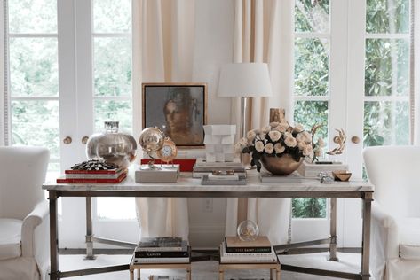 Go Inside Suzanne Kasler's Stunning Atlanta Home – Frederic Magazine Entryway Style, Suzanne Kasler, Chicago Apartment, Library Table, Atlanta Homes, Living Room Design Decor, House Materials, Marble Table, Displaying Collections