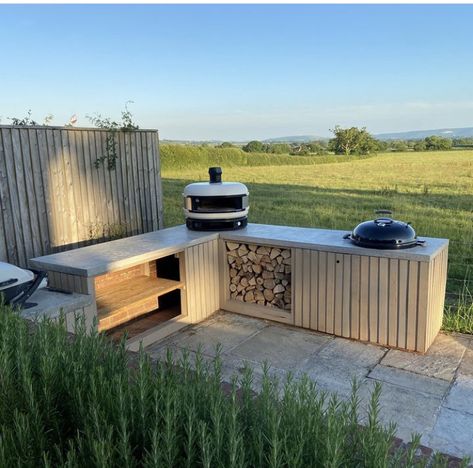 Concrete Worktop, Small Outdoor Kitchens, Modern Outdoor Kitchen, Build Outdoor Kitchen, Outdoor Bbq Kitchen, Backyard Kitchen, Outdoor Kitchen Design Layout, Garden Bbq, Outdoor Kitchen Patio