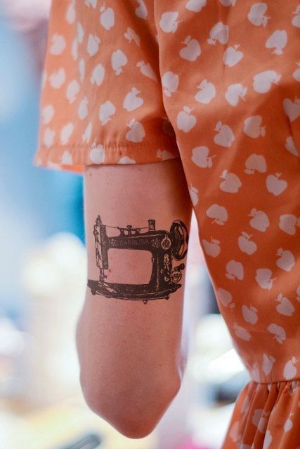 Sewing Machine Tattoo, Sewing Tattoos, Tattoo Modern, Petit Tattoo, Machine Tattoo, Retro Tattoos, Trendy Sewing Patterns, Sewing Projects Clothes, Sewing Clothes Women