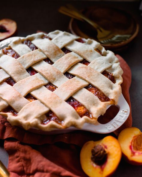 Perfect Vegan Peach Pie Veg Pie, Peach Pie Filling Recipes, Vegan Peach, Vegan Pastries, Peach Pie Recipes, Peach Pie Filling, Pie Filling Recipes, Vegan Pie, Peach Pie