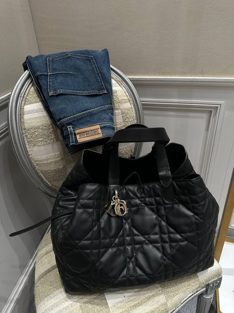 Dior bag, personal shopping, personal styling Dior Toujours Bag Outfit, Dior Toujours Bag, Dior Bag Aesthetic, Dior Bag Outfit, Dior Tote Bag, Aesthetic Dior, Dior Denim, Dior Jeans, Dior Aesthetic