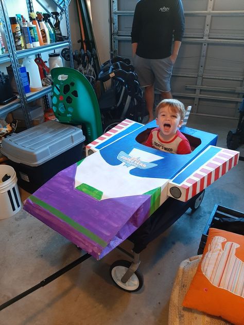 Buzz Lightyear Buzz Light Year Spaceship Diy, Buzz Lightyear Spaceship Diy, Buzz Lightyear Spaceship, Wagon Floats, Cardboard Spaceship, Buzz Lightyear Halloween Costume, Space Costume, Space Costumes, Diy Rocket