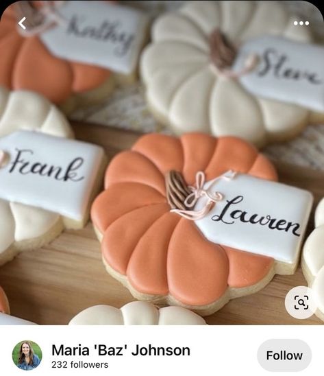 Thanksgiving Cookie Place Cards, Thanksgiving Place Card Cookies, Friendsgiving Cookies Decorated, Thanksgiving Cookies Royal Icing, Friendsgiving Cookies, Thanksgiving Sugar Cookies Decorated, Thanksgiving Decorated Cookies, Thanksgiving School Treats, Kids Friendsgiving