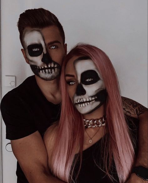 Couples Skull Halloween Costumes, Skull Makeup Couple Halloween, Halloween Makeup Looks Couple, Couples Skeleton Makeup, Couples Skull Makeup, Halloween Makeup Mann, Couple Skeleton Makeup, Maquillage Halloween Couple, Skull Makeup Couple