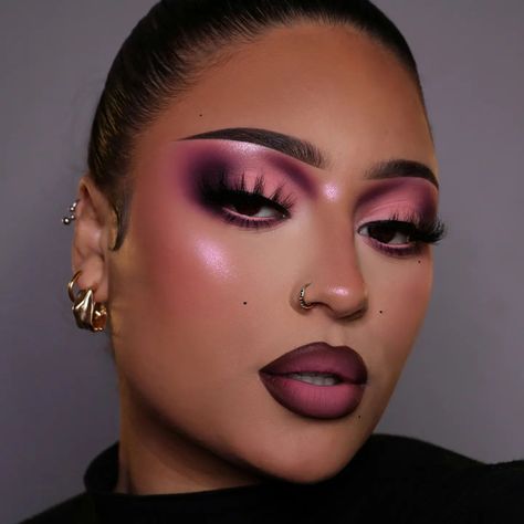 Black And Hot Pink Eyeshadow, Hot Pink Eyeshadow Looks, Hot Pink Makeup Looks, Pink And Black Eye Makeup, Black And Pink Makeup, Boyfriend Makeup, Pink Eyeshadow Looks, Practice Makeup, Black Makeup Looks